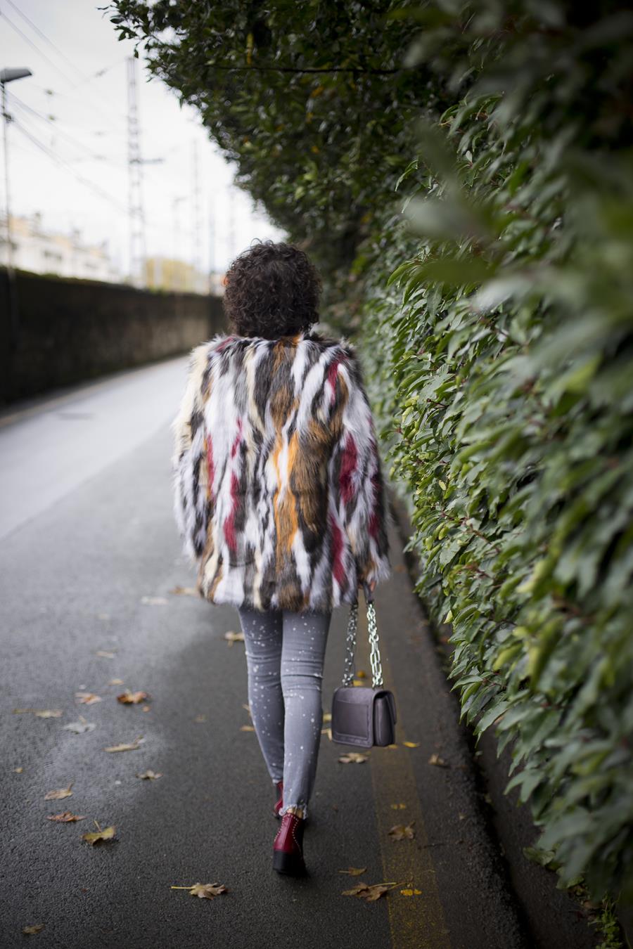 Rebeca Valdivia, asesora de imagen, personal shopper, estilista, stilist, influencer, Donostia, San Sebastián, Miss Clov, la blogger indie, influencer, ripped jeans, vaqueros rotos, denim, botín campero, tachas, alma y pena, boho & chic, abrigo pelo, fax fur coat, tomboystyle, jersey punto, sweater
