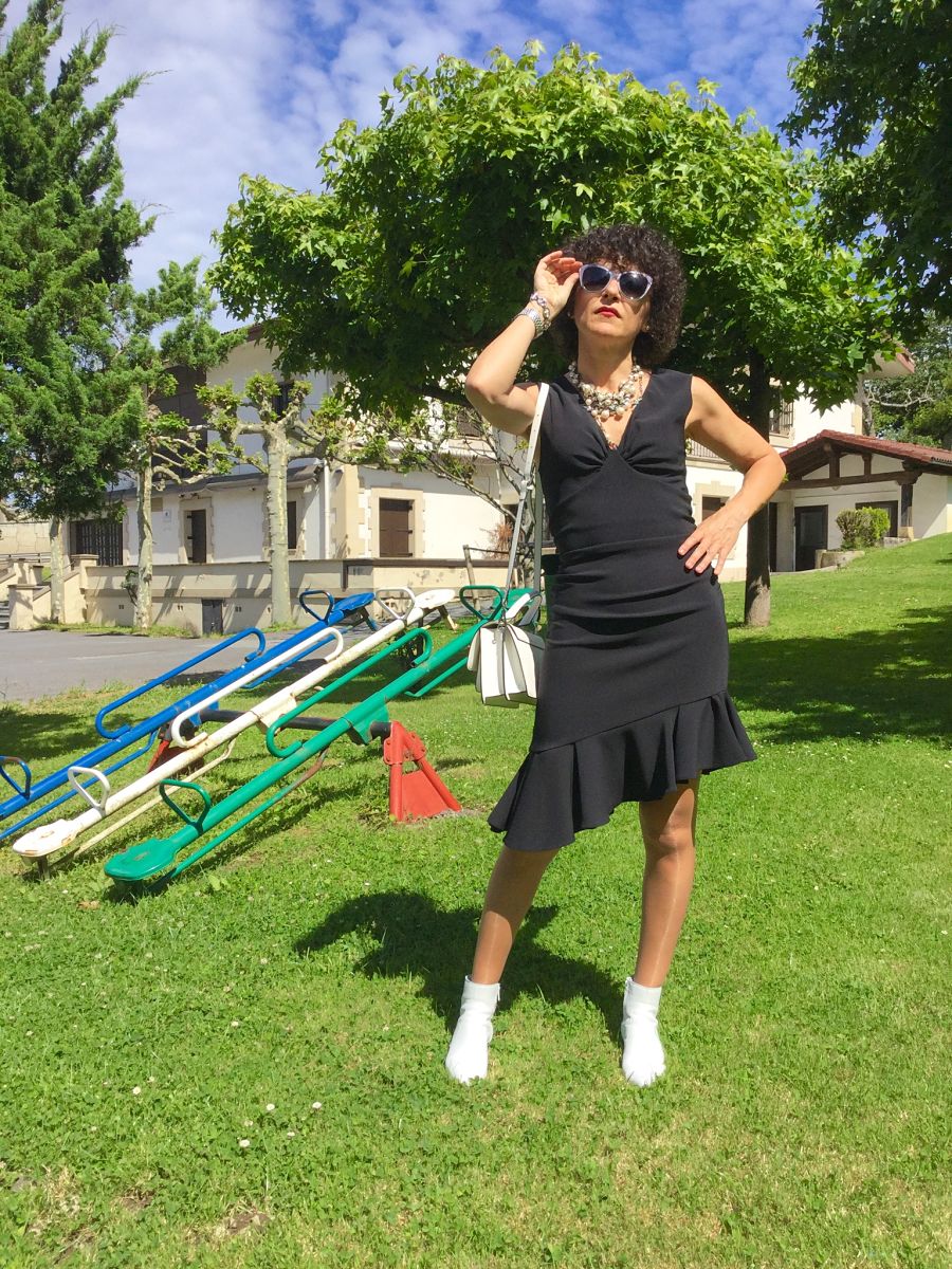 Rebeca Valdivia, asesora de imagen, personal shopper, influencer, Donostia, San Sebastián, Miss Clov, la blogger indie, Lasarte, dress, vestido negro, volantes, frills, botines blancos, white boots, black and white