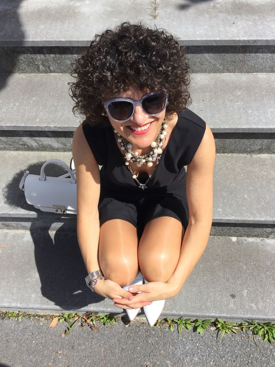 Rebeca Valdivia, asesora de imagen, personal shopper, influencer, Donostia, San Sebastián, Miss Clov, la blogger indie, Lasarte, dress, vestido negro, volantes, frills, botines blancos, white boots, black and white