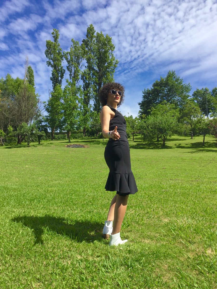 Rebeca Valdivia, asesora de imagen, personal shopper, influencer, Donostia, San Sebastián, Miss Clov, la blogger indie, Lasarte, dress, vestido negro, volantes, frills, botines blancos, white boots, black and white