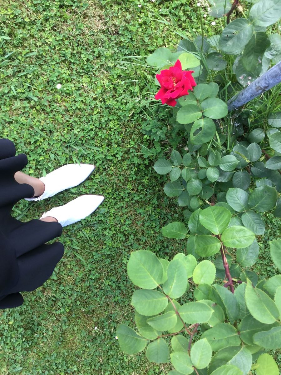 Rebeca Valdivia, asesora de imagen, personal shopper, influencer, Donostia, San Sebastián, Miss Clov, la blogger indie, Lasarte, dress, vestido negro, volantes, frills, botines blancos, white boots, black and white