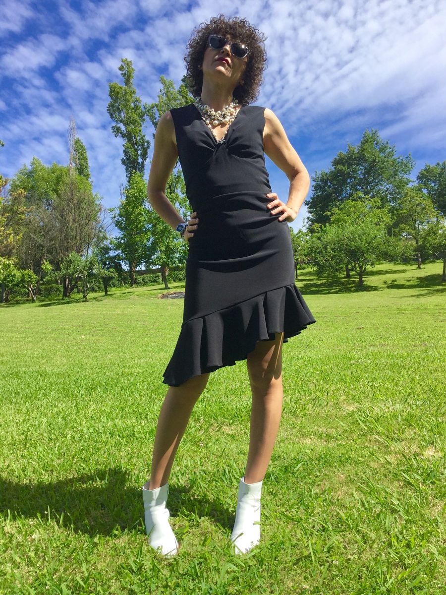 Rebeca Valdivia, asesora de imagen, personal shopper, influencer, Donostia, San Sebastián, Miss Clov, la blogger indie, Lasarte, dress, vestido negro, volantes, frills, botines blancos, white boots, black and white
