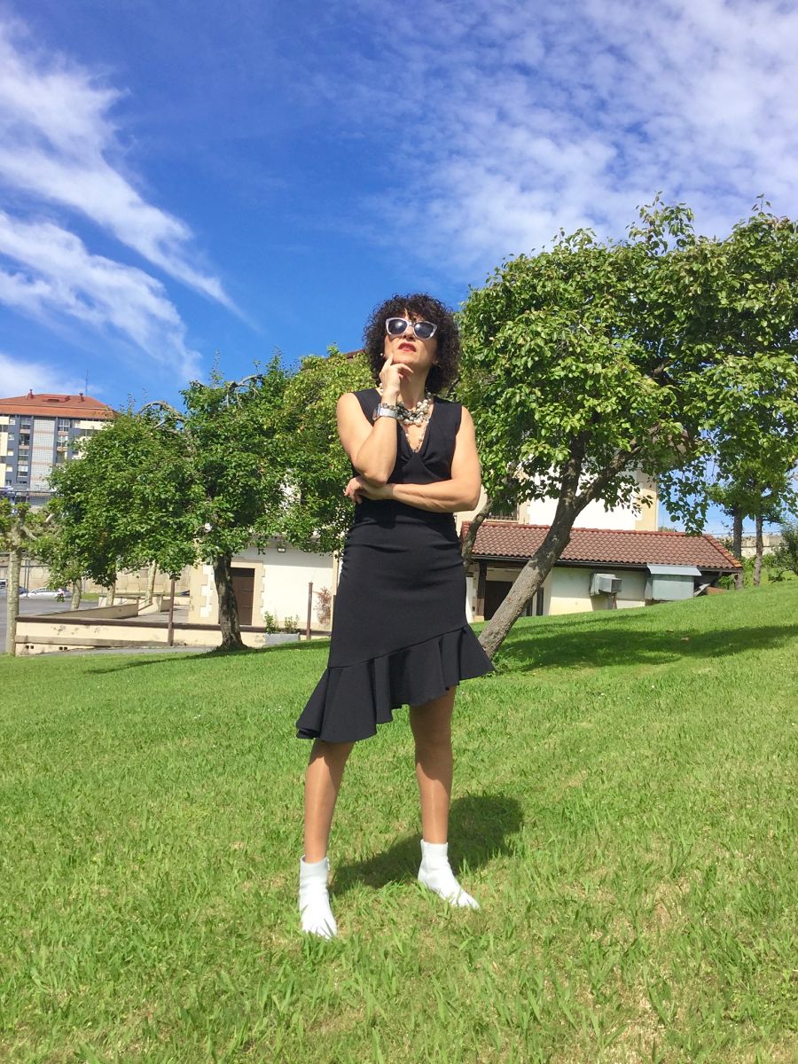 Rebeca Valdivia, asesora de imagen, personal shopper, influencer, Donostia, San Sebastián, Miss Clov, la blogger indie, Lasarte, dress, vestido negro, volantes, frills, botines blancos, white boots, black and white