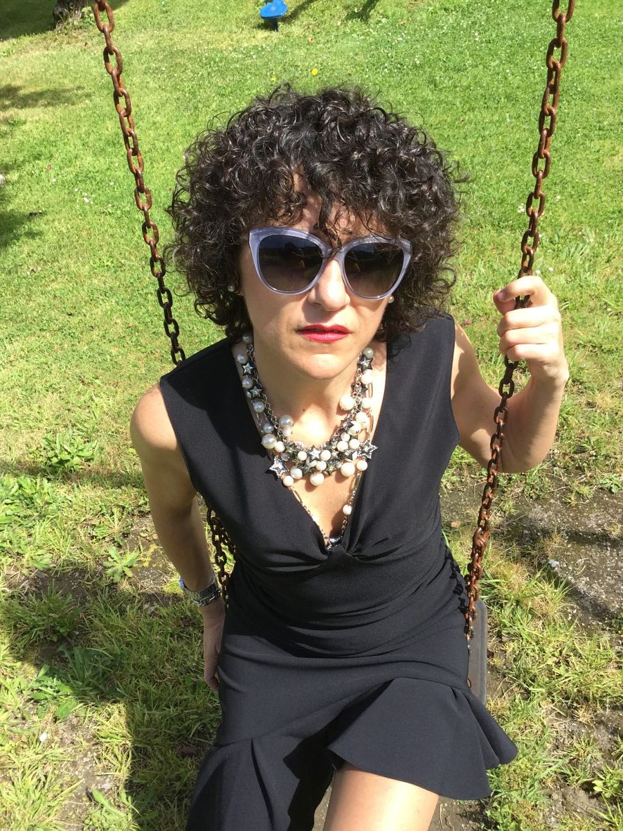 Rebeca Valdivia, asesora de imagen, personal shopper, influencer, Donostia, San Sebastián, Miss Clov, la blogger indie, Lasarte, dress, vestido negro, volantes, frills, botines blancos, white boots, black and white