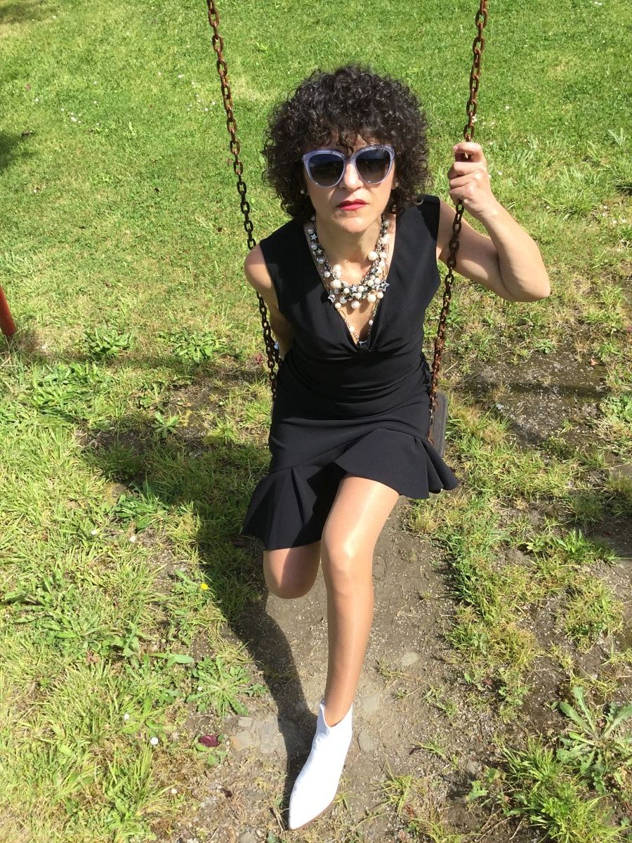 Rebeca Valdivia, asesora de imagen, personal shopper, influencer, Donostia, San Sebastián, Miss Clov, la blogger indie, Lasarte, dress, vestido negro, volantes, frills, botines blancos, white boots, black and white