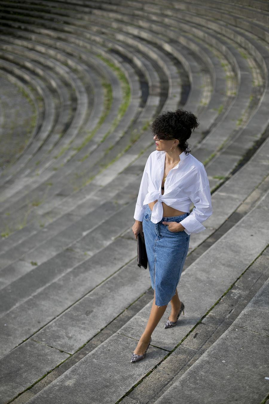 Rebeca Valdivia, asesora de imagen, personal shopper, influencer, Donostia, San Sebastián, Miss Clov, la blogger indie, Donostia, street style, ootd, moño, falda vaquera, denim, camisa blanca, white shirt, stilettos, animal print, clutch, tachuelas