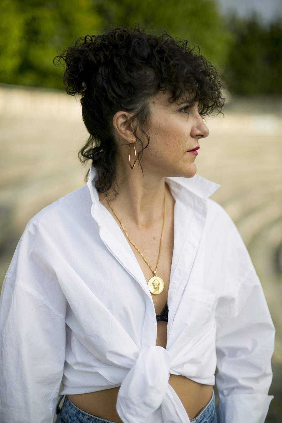 Rebeca Valdivia, asesora de imagen, personal shopper, influencer, Donostia, San Sebastián, Miss Clov, la blogger indie, Donostia, street style, ootd, moño, falda vaquera, denim, camisa blanca, white shirt, stilettos, animal print, clutch, tachuelas