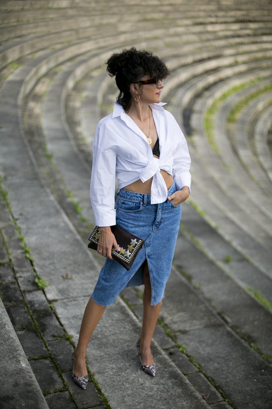 Rebeca Valdivia, asesora de imagen, personal shopper, influencer, Donostia, San Sebastián, Miss Clov, la blogger indie, Donostia, street style, ootd, moño, falda vaquera, denim, camisa blanca, white shirt, stilettos, animal print, clutch, tachuelas