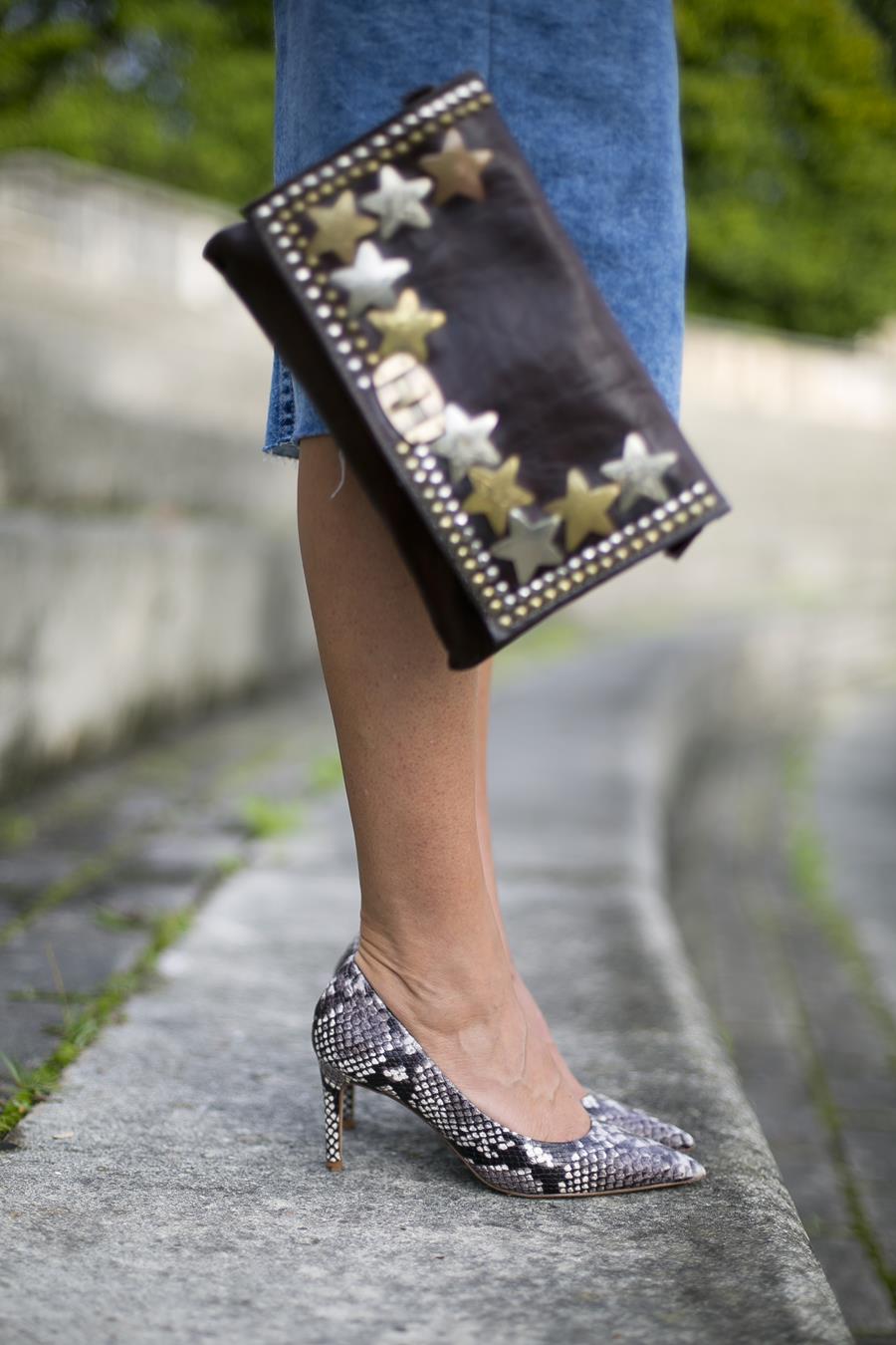 Rebeca Valdivia, asesora de imagen, personal shopper, influencer, Donostia, San Sebastián, Miss Clov, la blogger indie, Donostia, street style, ootd, moño, falda vaquera, denim, camisa blanca, white shirt, stilettos, animal print, clutch, tachuelas