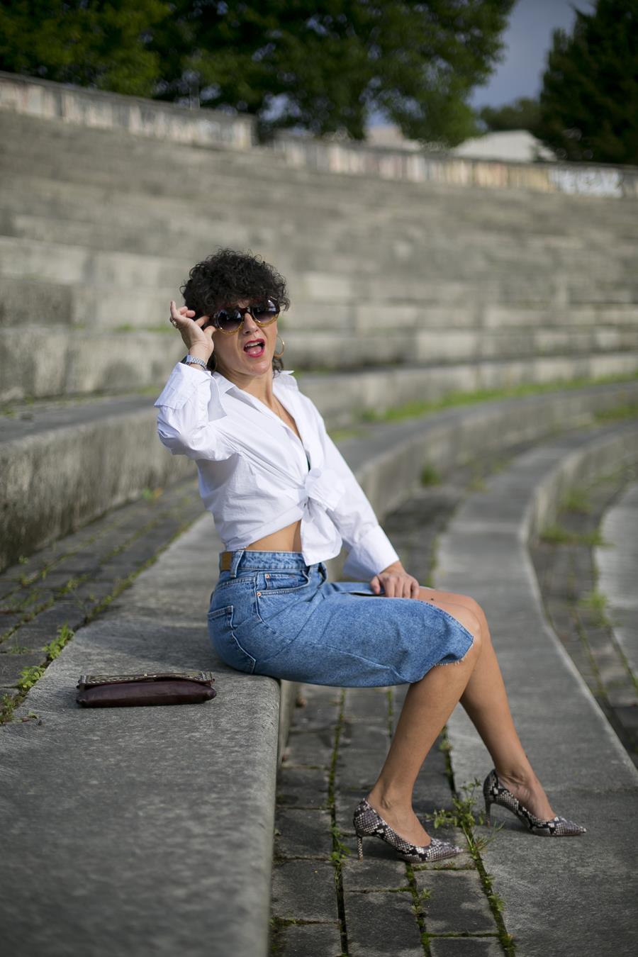 Rebeca Valdivia, asesora de imagen, personal shopper, influencer, Donostia, San Sebastián, Miss Clov, la blogger indie, Donostia, street style, ootd, moño, falda vaquera, denim, camisa blanca, white shirt, stilettos, animal print, clutch, tachuelas