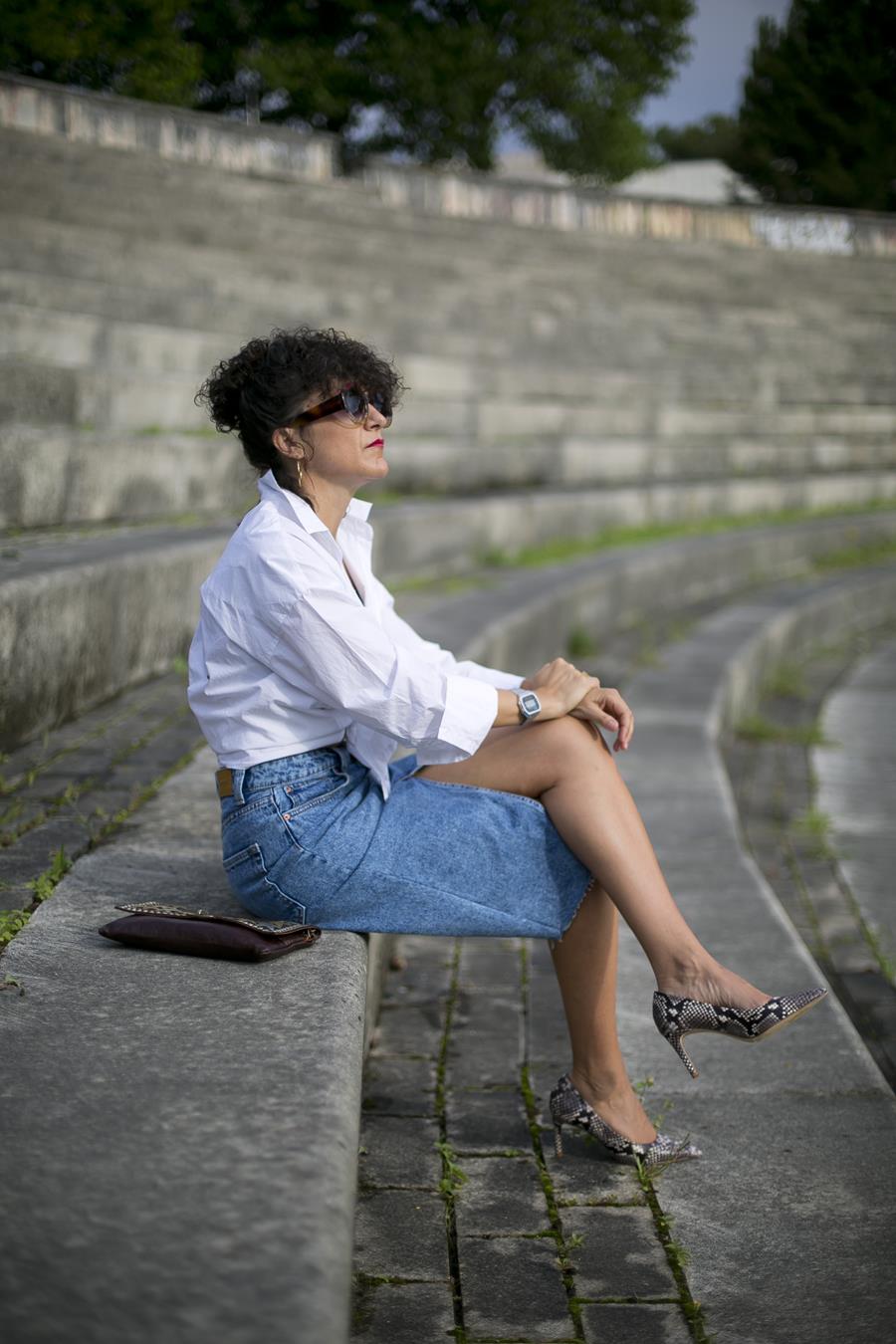 Rebeca Valdivia, asesora de imagen, personal shopper, influencer, Donostia, San Sebastián, Miss Clov, la blogger indie, Donostia, street style, ootd, moño, falda vaquera, denim, camisa blanca, white shirt, stilettos, animal print, clutch, tachuelas