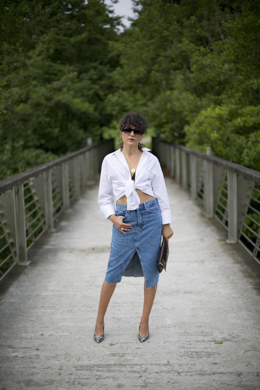 Rebeca Valdivia, asesora de imagen, personal shopper, influencer, Donostia, San Sebastián, Miss Clov, la blogger indie, Donostia, street style, ootd, moño, falda vaquera, denim, camisa blanca, white shirt, stilettos, animal print, clutch, tachuelas