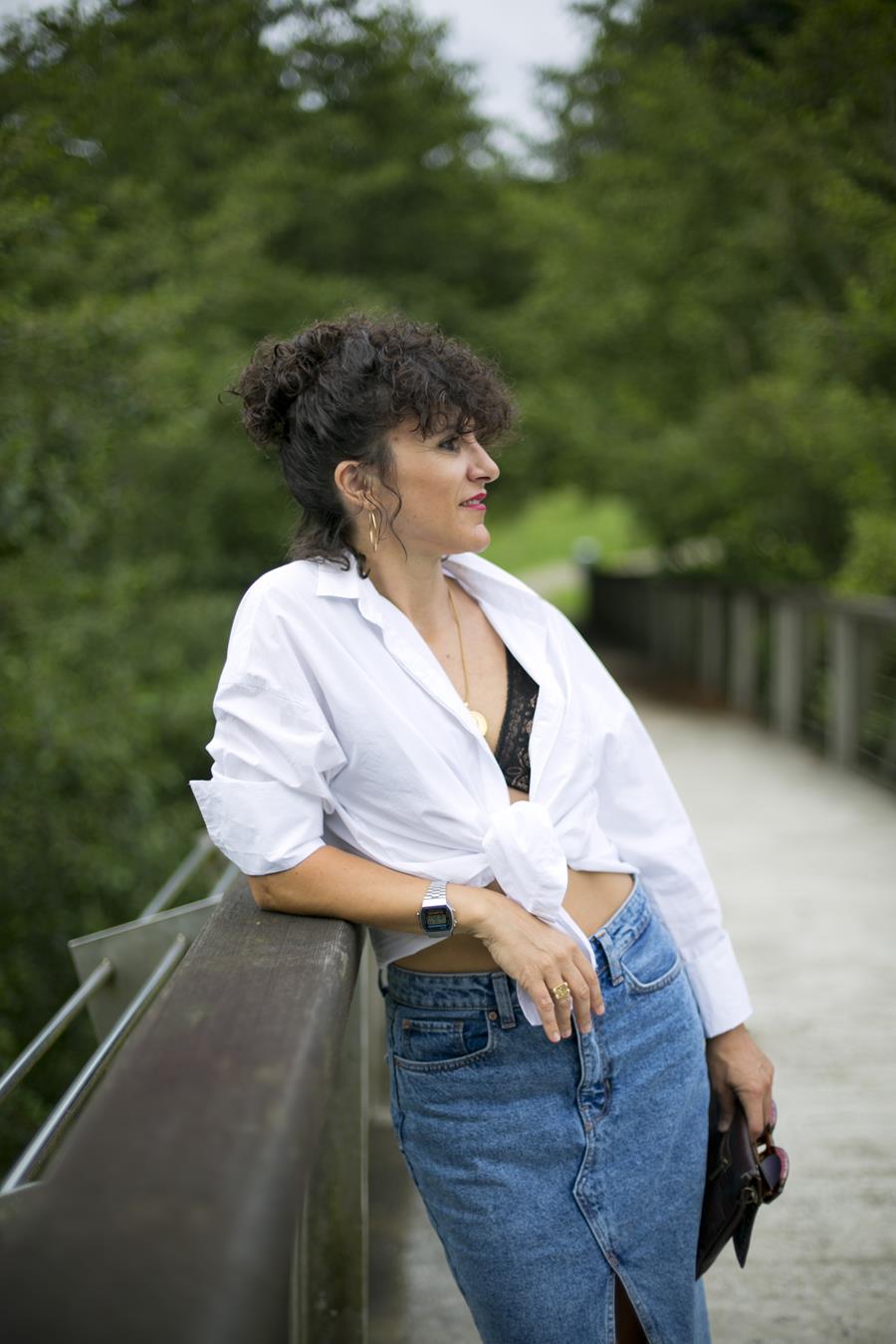 Rebeca Valdivia, asesora de imagen, personal shopper, influencer, Donostia, San Sebastián, Miss Clov, la blogger indie, Donostia, street style, ootd, moño, falda vaquera, denim, camisa blanca, white shirt, stilettos, animal print, clutch, tachuelas