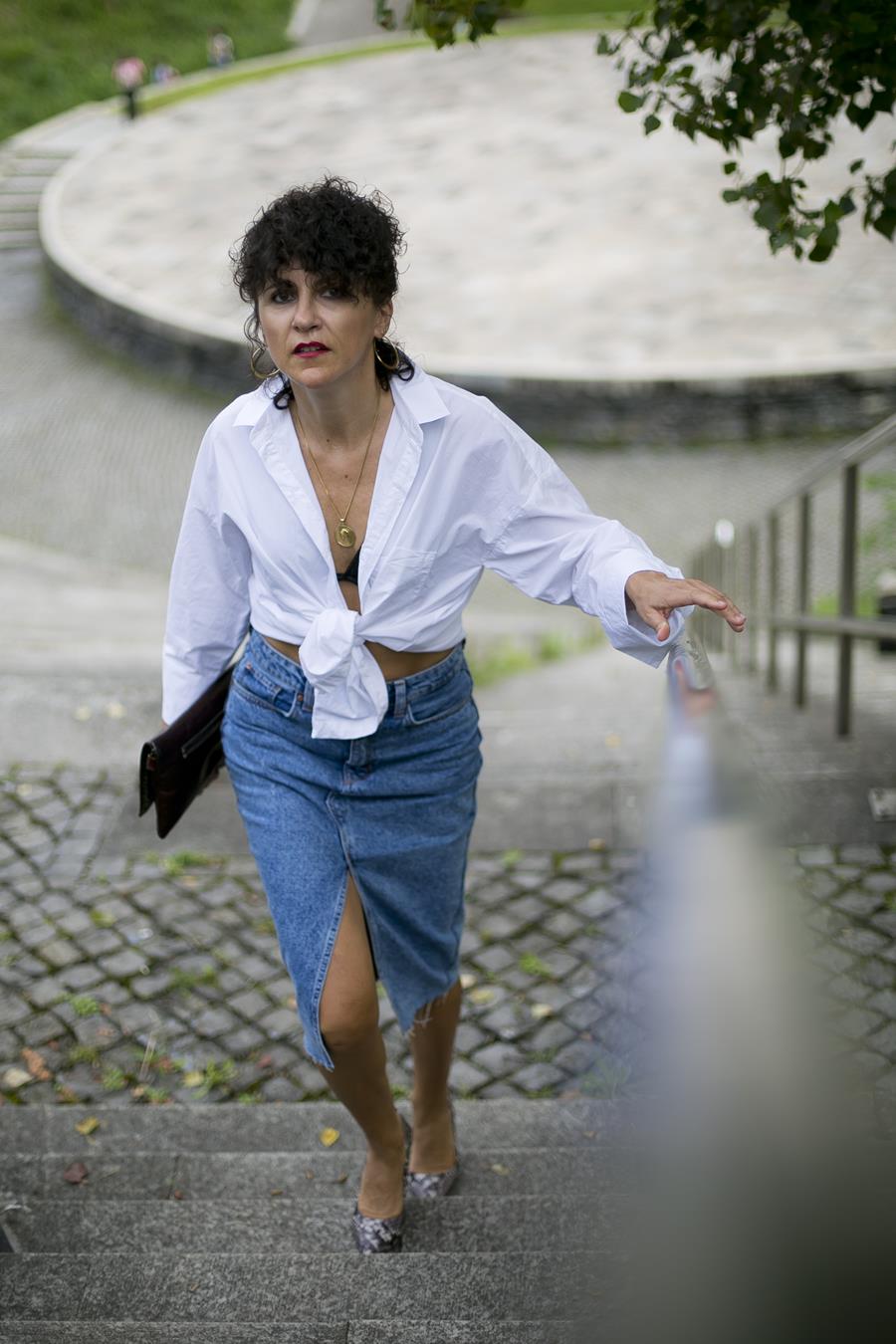 Rebeca Valdivia, asesora de imagen, personal shopper, influencer, Donostia, San Sebastián, Miss Clov, la blogger indie, Donostia, street style, ootd, moño, falda vaquera, denim, camisa blanca, white shirt, stilettos, animal print, clutch, tachuelas