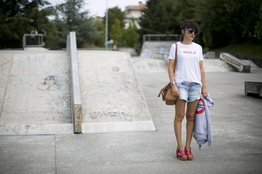 Rebeca Valdivia, asesora de imagen, personal shopper, influencer, Donostia, San Sebastián, Miss Clov, la blogger indie, Lasarte, street style, ootd, moño y vermut, short, denim, underground, sudadera, cuñas,Calzados Tello, Alpe, tachuelas