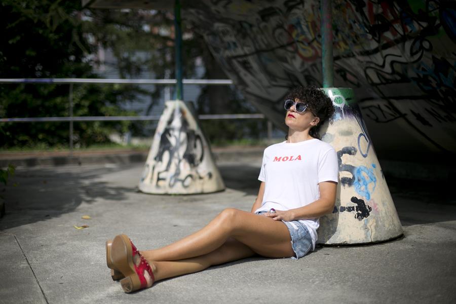 Rebeca Valdivia, asesora de imagen, personal shopper, influencer, Donostia, San Sebastián, Miss Clov, la blogger indie, Lasarte, street style, ootd, moño y vermut, short, denim, underground, sudadera, cuñas,Calzados Tello, Alpe, tachuelas