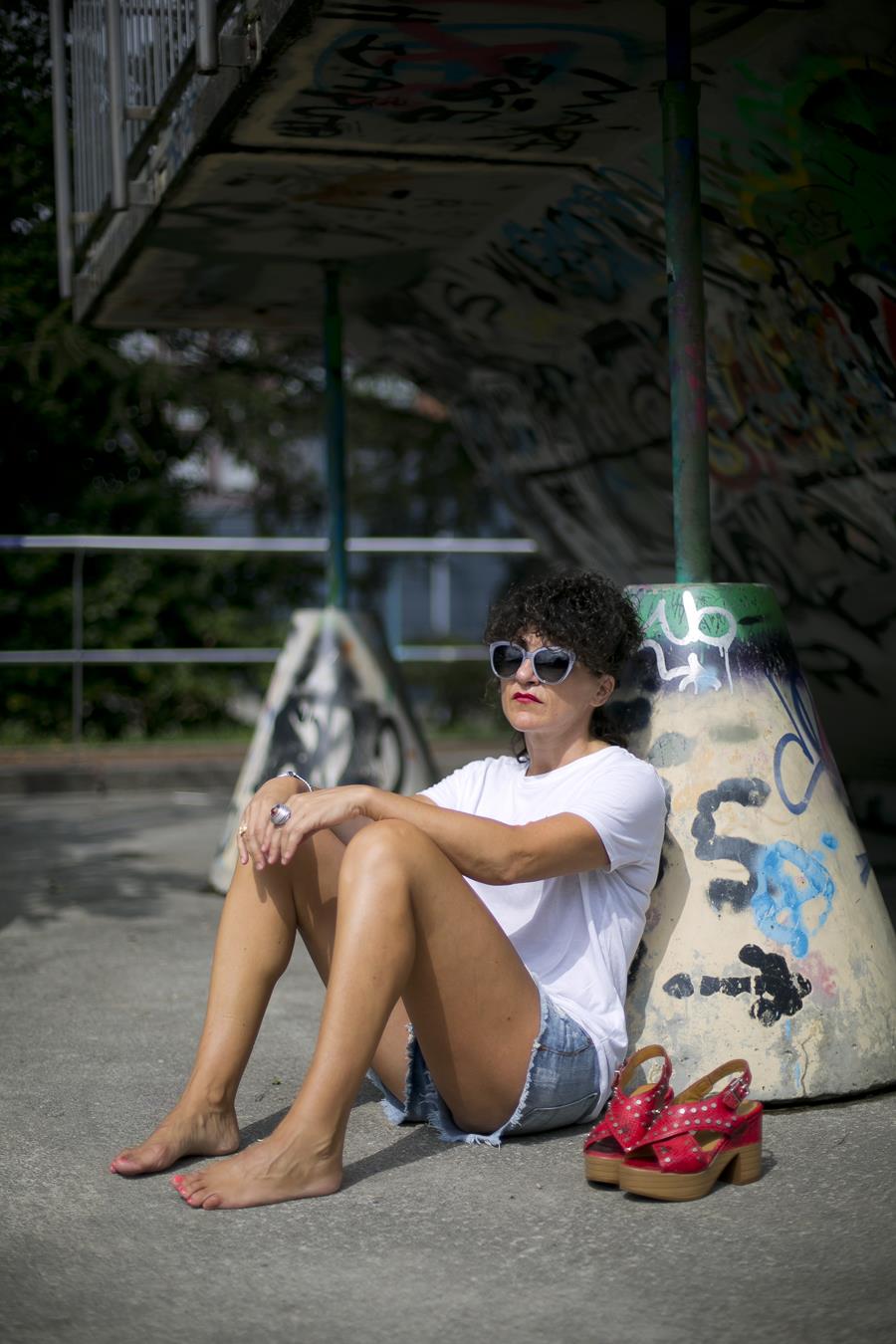 Rebeca Valdivia, asesora de imagen, personal shopper, influencer, Donostia, San Sebastián, Miss Clov, la blogger indie, Lasarte, street style, ootd, moño y vermut, short, denim, underground, sudadera, cuñas,Calzados Tello, Alpe, tachuelas