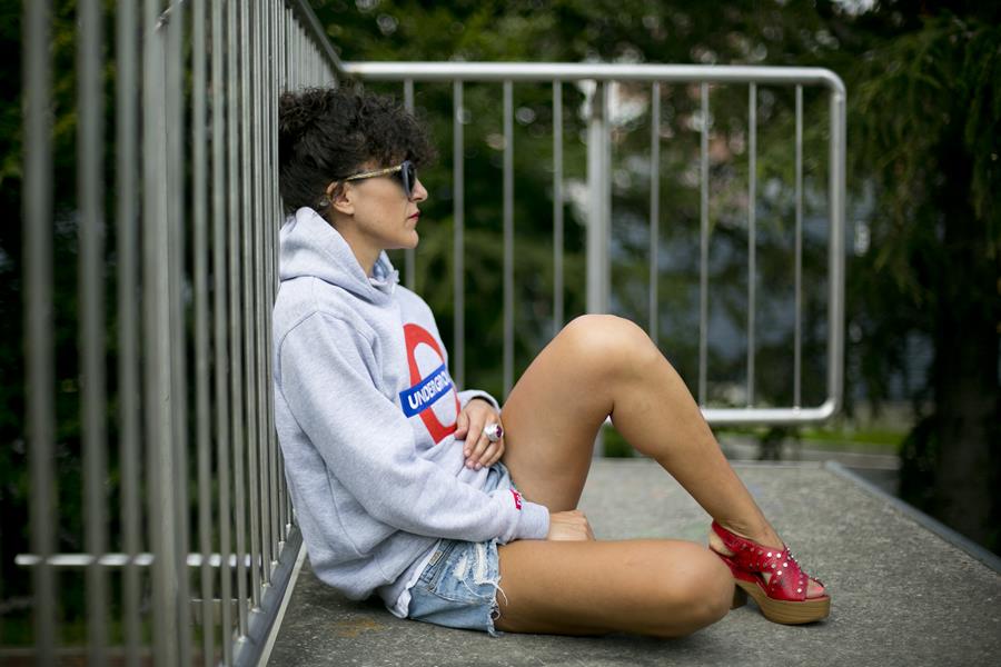 Rebeca Valdivia, asesora de imagen, personal shopper, influencer, Donostia, San Sebastián, Miss Clov, la blogger indie, Lasarte, street style, ootd, moño y vermut, short, denim, underground, sudadera, cuñas,Calzados Tello, Alpe, tachuelas