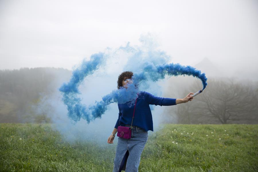 Rebeca Valdivia, asesora de imagen, personal shopper, influencer, Donostia, San Sebastián, Miss Clov, la blogger indie, Donostia, street style, ootd, denim, denim skirt, falda vaquera, heels, sandals, sandalias de tacón, bengala, humo, color