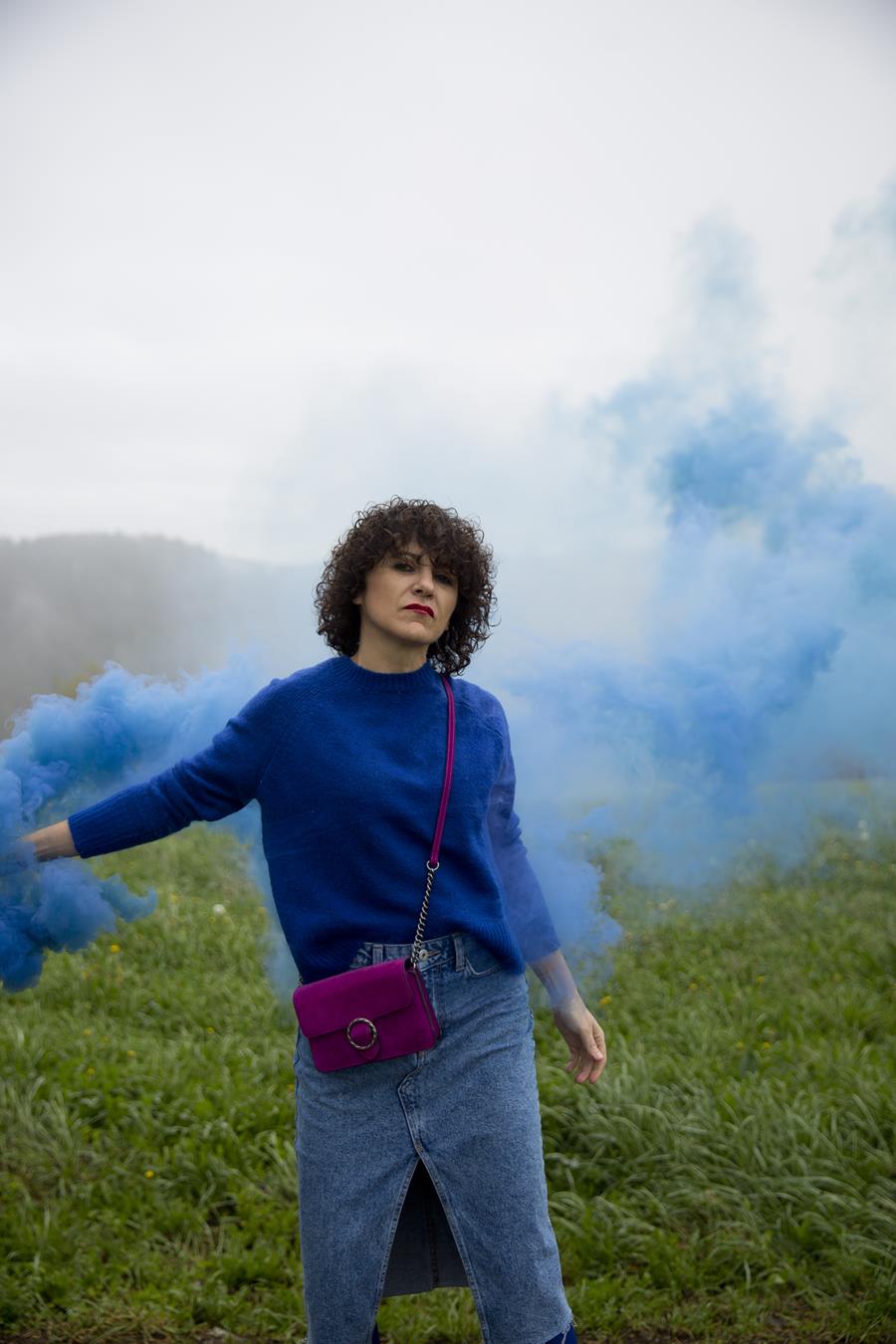 Rebeca Valdivia, asesora de imagen, personal shopper, influencer, Donostia, San Sebastián, Miss Clov, la blogger indie, Donostia, street style, ootd, denim, denim skirt, falda vaquera, heels, sandals, sandalias de tacón, bengala, humo, color