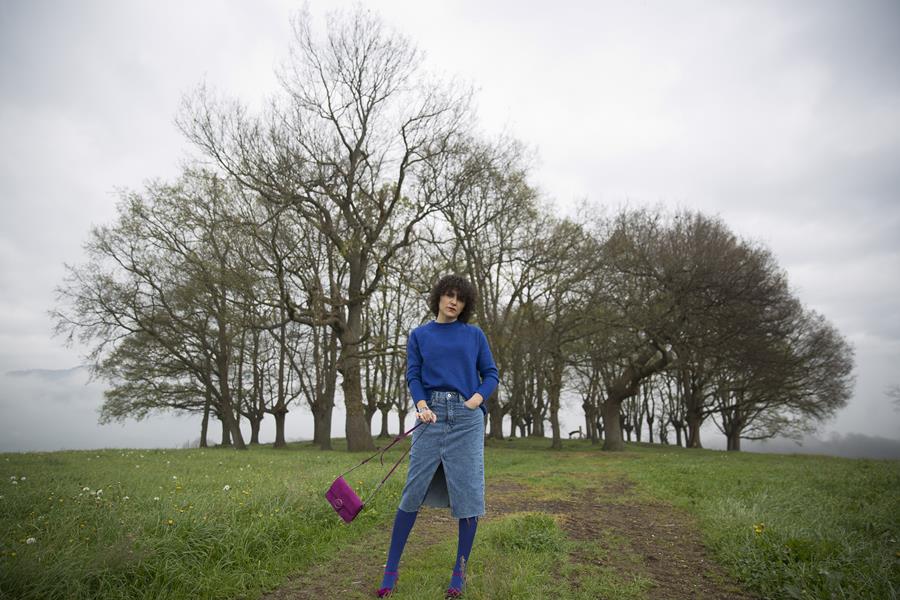 Rebeca Valdivia, asesora de imagen, personal shopper, influencer, Donostia, San Sebastián, Miss Clov, la blogger indie, Donostia, street style, ootd, denim, denim skirt, falda vaquera, heels, sandals, sandalias de tacón, bengala, humo, color