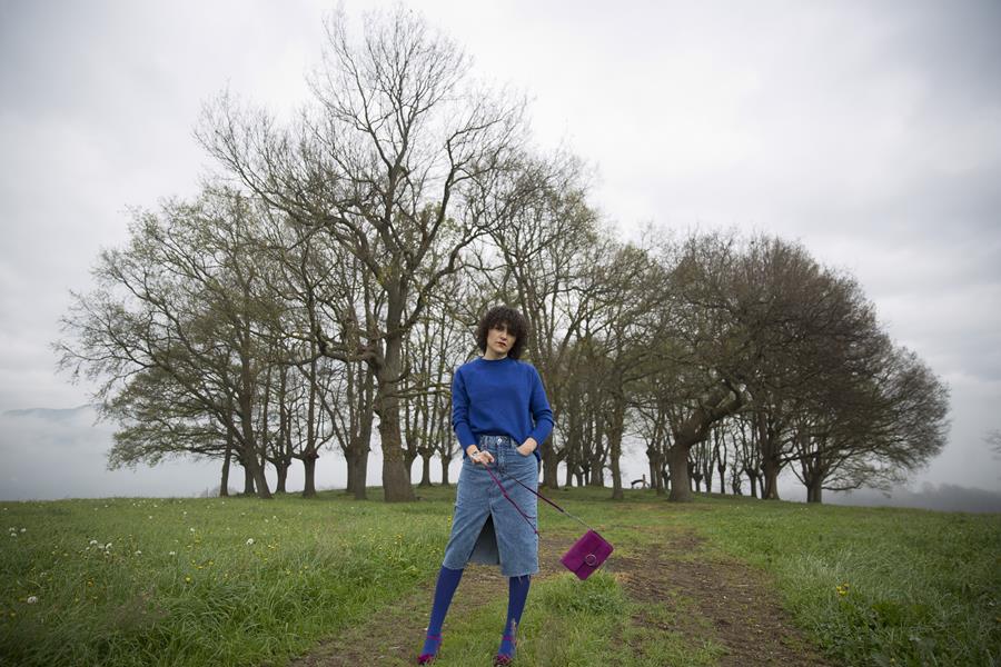 Rebeca Valdivia, asesora de imagen, personal shopper, influencer, Donostia, San Sebastián, Miss Clov, la blogger indie, Donostia, street style, ootd, denim, denim skirt, falda vaquera, heels, sandals, sandalias de tacón, bengala, humo, color