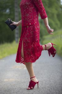 vestido rojo, encaje, lace, guipur, sandalis flecos, fringes shoes