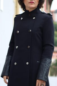 Rebeca Valdivia, Miss Clov, personal shopper, Donostia, el atelier de Lali, abrigo doble botonadura, abrigo negro, beattles, abrigo corte militar