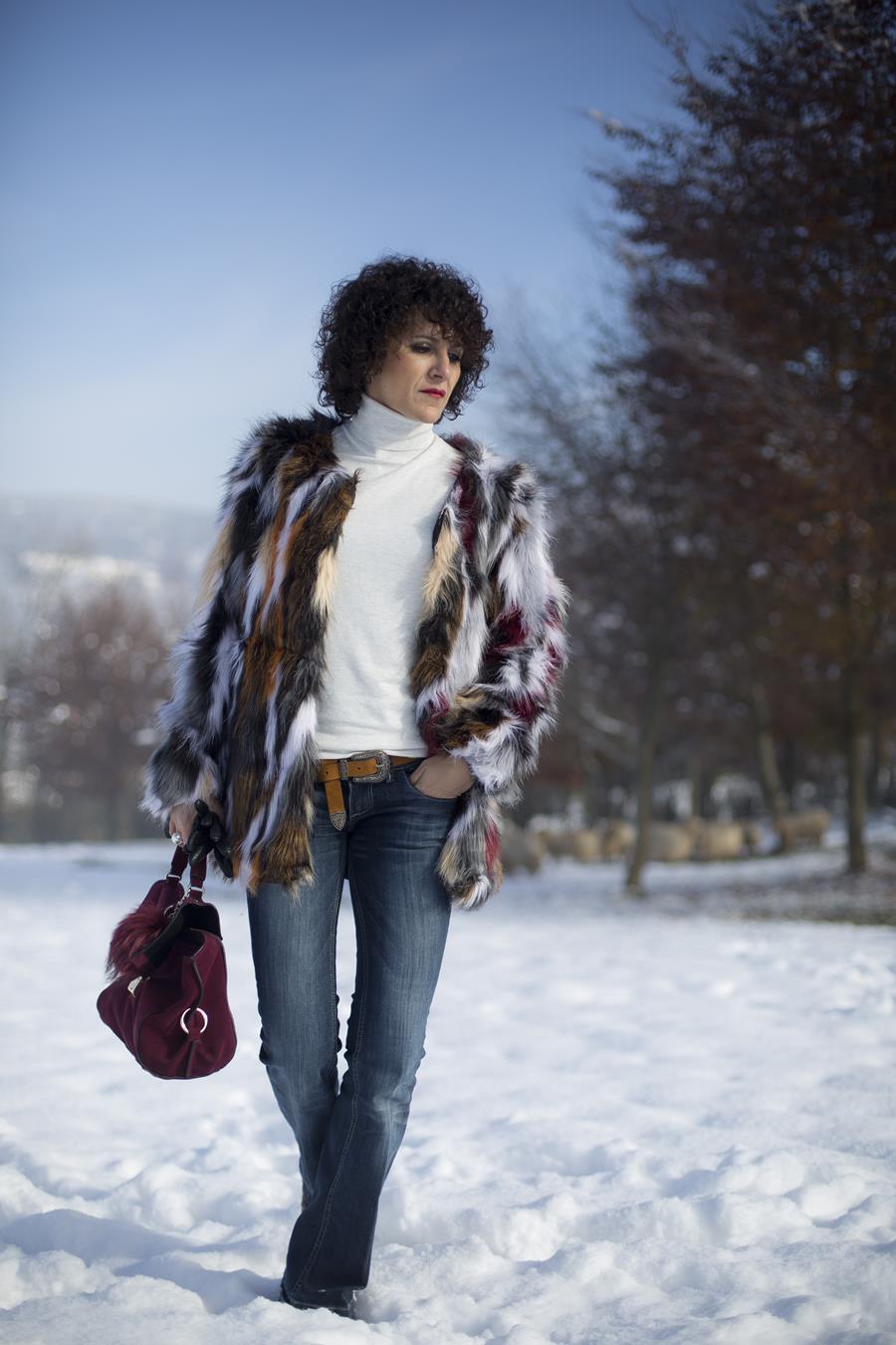 Rebeca Valdivia, personal shopper, estilista, stilist, asesora de imagen, denim, pantalón campana, bell pants, yety, abrigo pelo, sintético, faux fur coat, lizartza, bolso cartera, botín serpiente, boots, snow, nieve, txindoki
