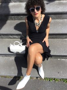 Rebeca Valdivia, asesora de imagen, personal shopper, influencer, Donostia, San Sebastián, Miss Clov, la blogger indie, Lasarte, dress, vestido negro, volantes, frills, botines blancos, white boots, black and white